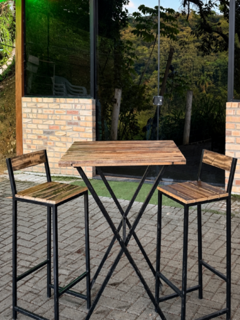 MESA BISTRÔ COM BANQUETAS